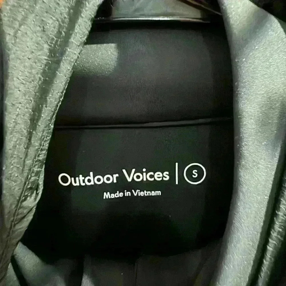 Outdoor voices FrostKnit black jacket Hoodie
Size small - Picture 3 of 3